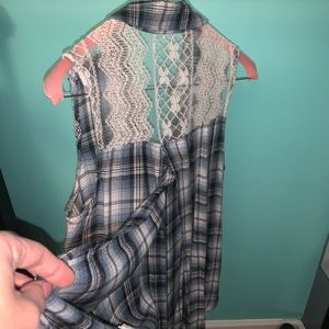 Sleeveless top with lace